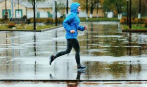 Tetap Aktif Berolahraga, Meski Cuaca Sering Tidak Mendukung