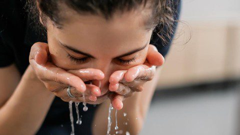 Kebiasaan Membersihkan Wajah yang Salah