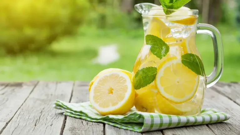 7 Alasan Mengapa Kamu Harus Mulai Minum Air Lemon Tiap Pagi