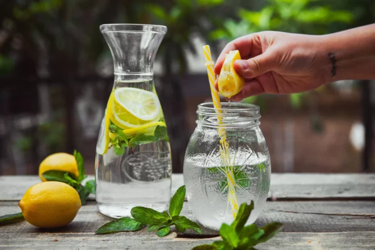 Minum Air Lemon Setiap Hari: Manfaat, Mitos, dan Cara Aman